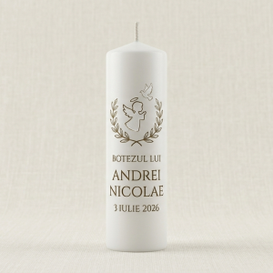 Lumânarea pilar mare, arătând un design delicat, demonstrând potențialul de personalizare pentru botez.